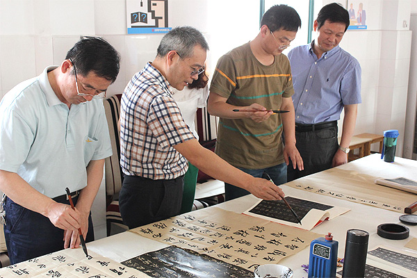 中國(guó)人民大學(xué)、北京師范大學(xué)王學(xué)嶺書(shū)法工作室在安邦集團(tuán)面授會(huì)(圖1)